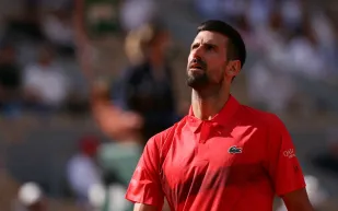 لقطة مفاجئة في باريس.. قميص ميسي يظهر في مدرجات ديوكوفيتش (فيديو)