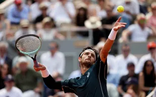 ركلة لورنزو موسيتي في رولان جاروس تُشعل الجدل: لماذا لم يُطرد؟ (فيديو)