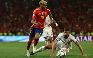 "طفل المليار يورو".. لامين يامال يتربع على عرش الكرة العالمية بعمر 17 عامًا!