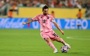 ليونيل ميسي يوجه رسالة مؤثرة لأحد عظماء اللعبة عقب لقاء استثنائي