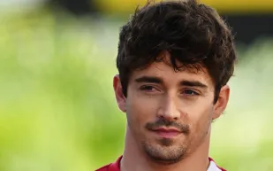 مفاجأة في موناكو: تشارلز لوكلير يظهر خلف مقود أيقونة فيراري النادرة