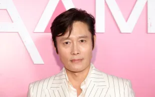 لي بيونغ هون يُزين معصمه بثلاث ساعات فاخرة من Jacob & Co 