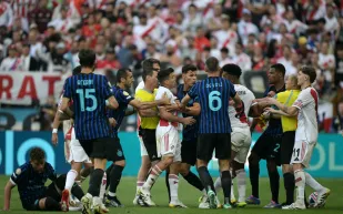 مشاجرة عنيفة بين لاعبي إنتر ميلان وريفر بليت في كأس العالم للأندية (فيديو)