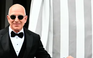 أناقة "الكلاسيكية السوداء" تتألق.. ماذا ارتدى النجوم في حفل زفاف جيف بيزوس؟