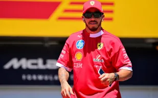 هاميلتون يتصدر المشهد: ملك الموضة والسرعة في آنٍ واحد (فيديو) 