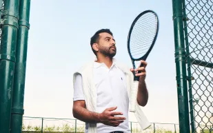 فهد السعد  بطل التنس ورائد البادل في السعودية: الفوز ليس لقبًا ولا كأسًا.. وحين بدأت كان المضرب أطول مني..!