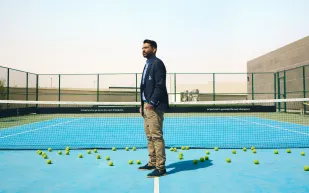 الفرص تُصنع لا تُمنح.. بطل التنس ورائد البادل فهد السعد يتصدر غلاف "الرجل" 