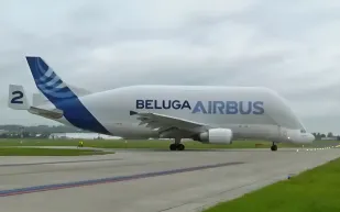 Airbus Beluga.. الحوت الطائر الذي يبتلع طائرات كاملة (فيديو) 