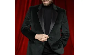 جون ترافولتا يُعيد إحياء "داني زوكو" ويُفاجئ جمهور "Grease" (فيديو)