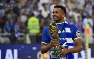 ماذا فعل علي البليهي ليتلقى "عقوبة تكتيكية" من مدرب الهلال؟ (فيديو)