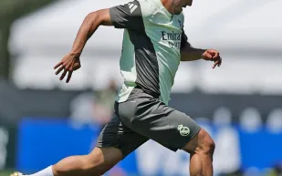 قبل القمة المنتظرة أمام الهلال… ريال مدريد يتلقى ضربة موجعة في خط الوسط