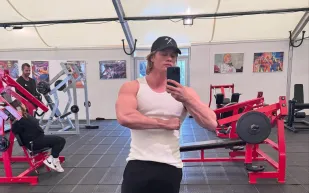 نيكولاس غاليتزين يستعرض تحوله في فيلم "Masters of the Universe" (صور)