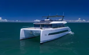 الكشف عن Oceanwalker S60e: يخت كهربائي يشقّ البحر بطاقة الشمس (فيديو)