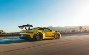 Porsche 911 GT3 RS… سحر التنفس الطبيعي مدعوم بعبقرية ديناميكية هوائية