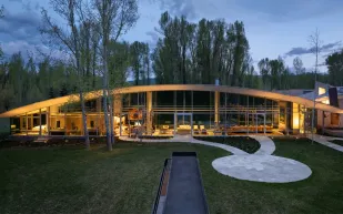 أغلى منزل في جاكسون هول برؤية معمارية على 36 فدانًا 