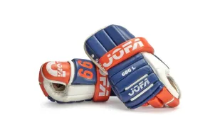 قفّازات واين غريتزكي تُباع بسعر خيالي في مزاد عالمي