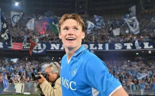 سكوت مكتوميناي يدخل رادار الهلال بعد تألقه في الكالتشيو