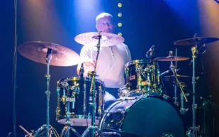 أزمة قلبية تُسقط عازف The Christians على المسرح (فيديو)