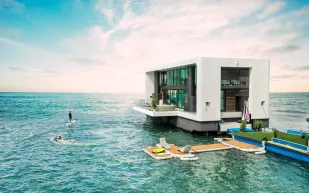 ميامي تشهد إطلاق منزل عائم جديد.. وشركة ضيافة تستحوذ عليه فورًا (فيديو)