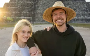 مستر بيست يصطحب خطيبته في موعد خاص داخل ديزني لاند الفارغة بتكلفة خيالية (فيديو)