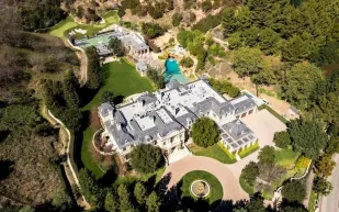 من الرماد إلى الفخامة.. باريس هيلتون تعود بقصر هوليوودي باهر