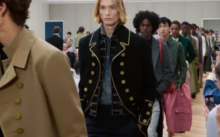 من تراث الدار لشوارع اليوم.. جوناثان أندرسون يكتب فصلًا جديدًا في تاريخ ديور (فيديو) 