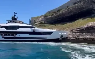 جنوح يخت بطول 43 مترًا يربك حركة الميناء الفرنسي (فيديو) 