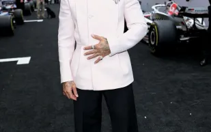 لويس هاميلتون يخطف الأضواء بإطلالة شيف في عرض F1 بنيويورك!