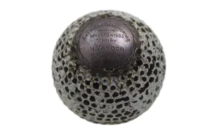 كرة غولف عمرها 125 عامًا تُباع بسعر قياسي في مزاد (صور)