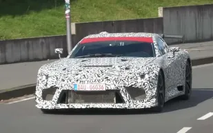 لكزس تختبر سيارتها الخارقة الجديدة.. وتستهدف مرسيدس