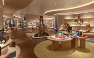 سفينة غامضة على اليابسة... ماذا تخبئ Louis Vuitton لزوارها؟