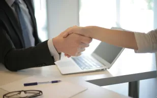 ماذا يحدث حين يرى الشريكان العالم بالعين نفسها؟ دراسة تجيب