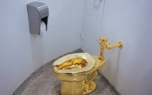 بعد سرقة دقيقة وحكم قاسٍ.. نهاية درامية لقضية المرحاض الذهبي