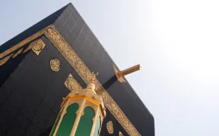 في ظلمة الفجر.. حدث مهيب يغير ملامح الكعبة المشرفة