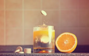 تحذير: في موجة الحر تجنّب هذا المشروب الشائع فورًا!