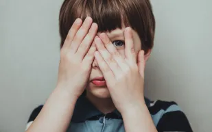 كيف تؤثر صدمات الطفولة على حياتنا الحميمة؟ دراسة تكشف رابطاً خفيًا