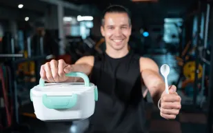 دراسة حديثة تحذر من مخاطر تغليف الأطعمة بالبلاستيك.. تأثيرات صادمة