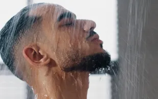 تحذير علمي: الاستحمام بالماء البارد يزيد حرارة الجسم في الصيف