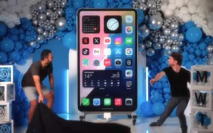 أكبر آيفون في العالم.. كم يزن وحجم الفلاش؟ (فيديو) 