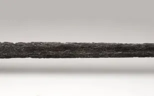 سيف من العصور الوسطى يبوح بأسراره بعد ألف عام!