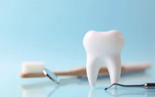 دراسة برازيلية: تحصين مشروبات الطاقة بالكالسيوم يحمي مينا الأسنان من التآكل