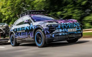 بورشه كايين الكهربائية تحطم رقمًا قياسيًا جديدًا وتتحدى سيارات السباق (فيديو)