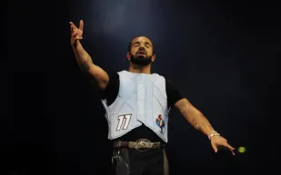 دريك يخلّد ذكرى فيرجيل أبلوه بسلسلة مستوحاة من "الجميلة والوحش" (فيديو)