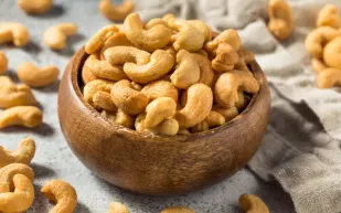 الكاجو أكثر من مجرد مكسرات.. دراسة تكشف فوائده في تنظيم الدهون وتحسين الأيض