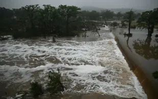 إنقاذ درامي لامرأة جرفتها فيضانات تكساس لمسافة 20 ميلًا (فيديو)