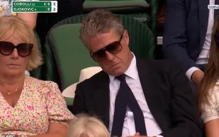 غفوة ملكية: هيو غرانت ينام في ويمبلدون أمام الكاميرات