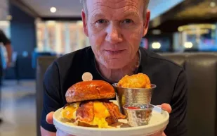 رغم معاييره العالية.. غوردون رامزي يوقع عقدًا ضخمًا مع "برجر كينغ" 