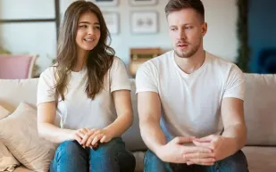 ليست كل المجاملات إيجابية.. عبارات يجب تجنبها مع شريكتك