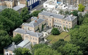 ملياردير يودع لندن ويعرض قصرا نادرا للبيع بـ325 مليون دولار (ما قصته؟)