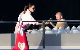 يخت فاخر وأجواء عائلية ناقصة.. ديفيد بيكهام يستجم دون بروكلين (فيديو)